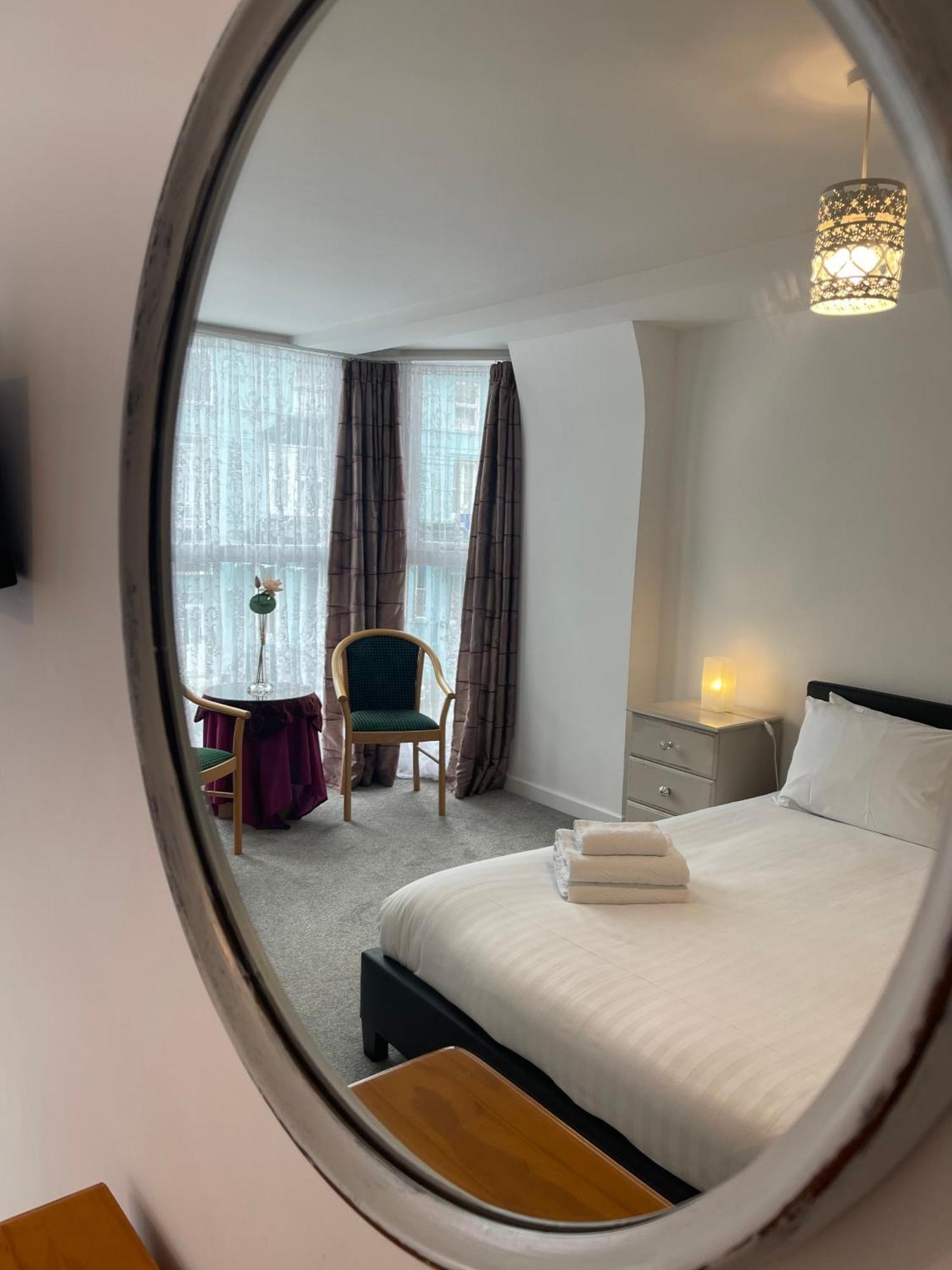 One Bedroom Apartment, No 4 *